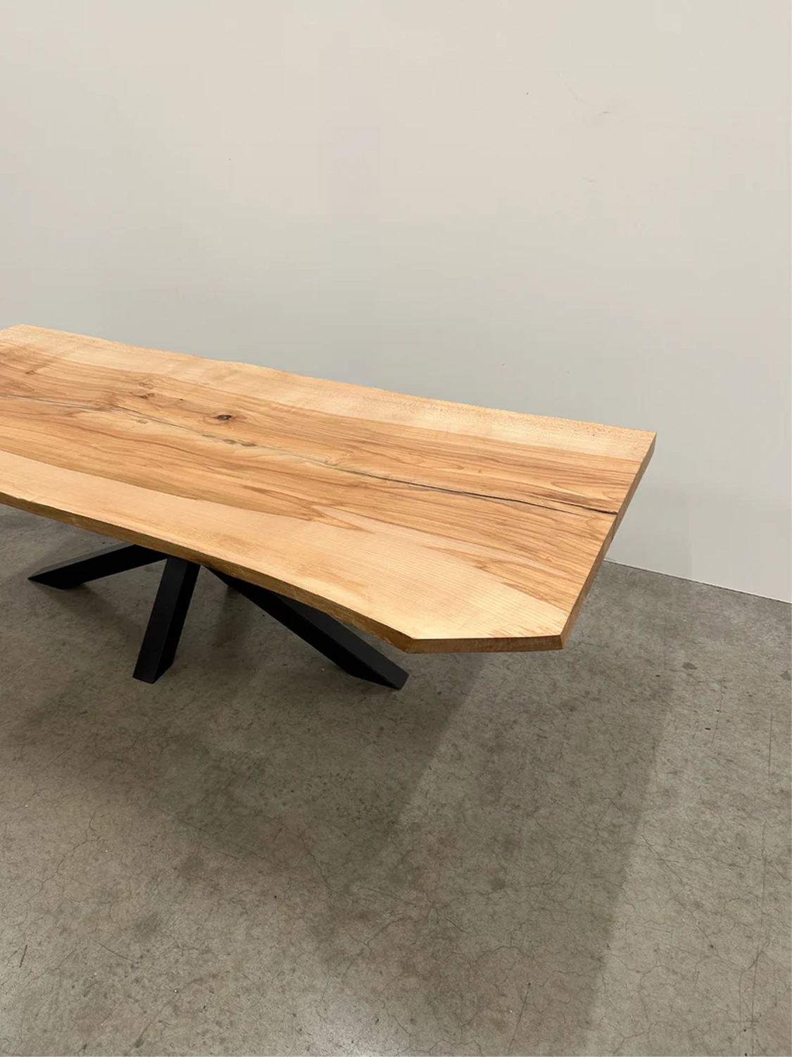 4Elements Maximilianus Group GmbH – Designermöbel und -dekoration – Holztisch