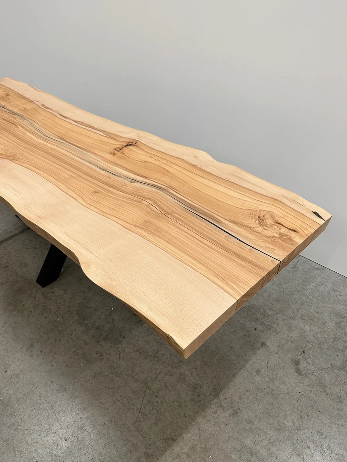 4Elements Maximilianus Group GmbH – Designermöbel und -dekoration – Holztisch