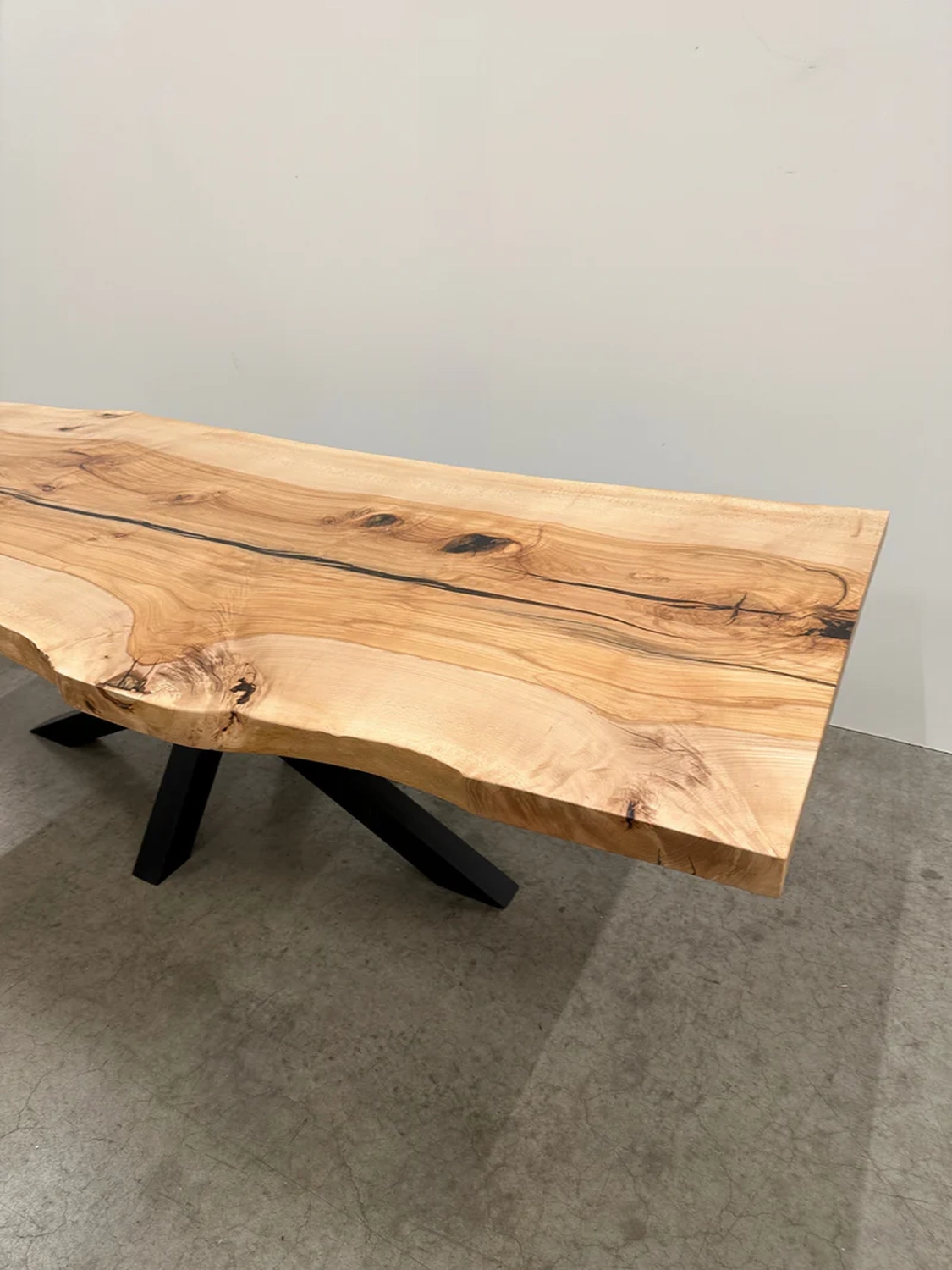 4Elements Maximilianus Group GmbH – Designermöbel und -dekoration – Holztisch