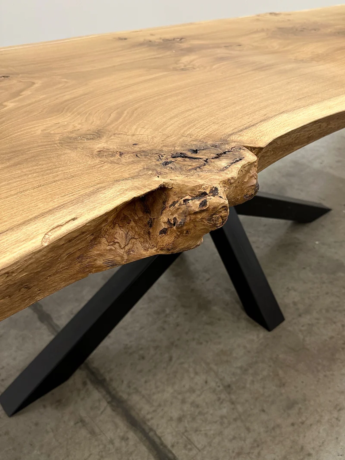 4Elements Maximilianus Group GmbH – Designermöbel und -dekoration – Holztisch