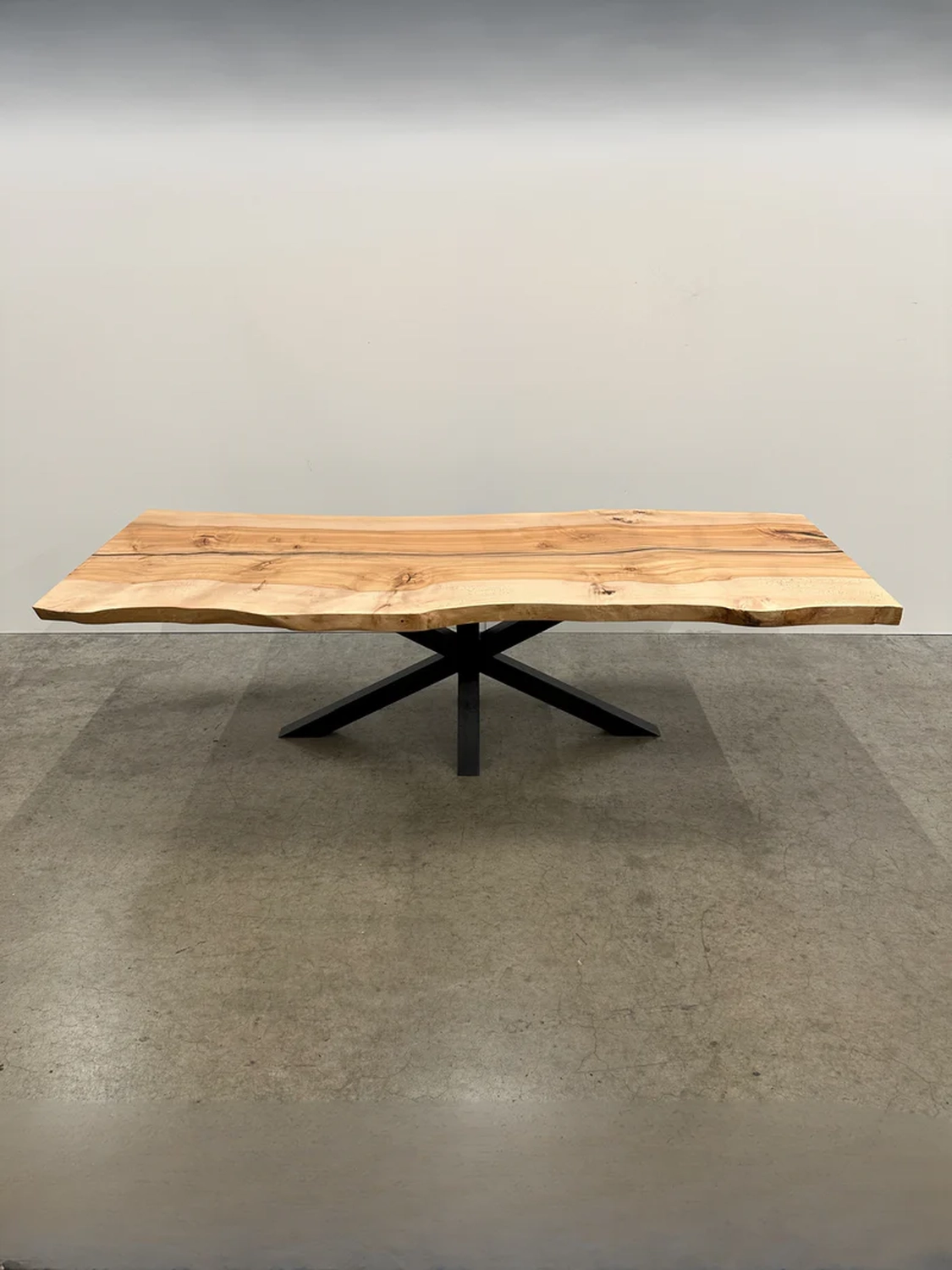 4Elements Maximilianus Group GmbH – Designermöbel und -dekoration – Holztisch