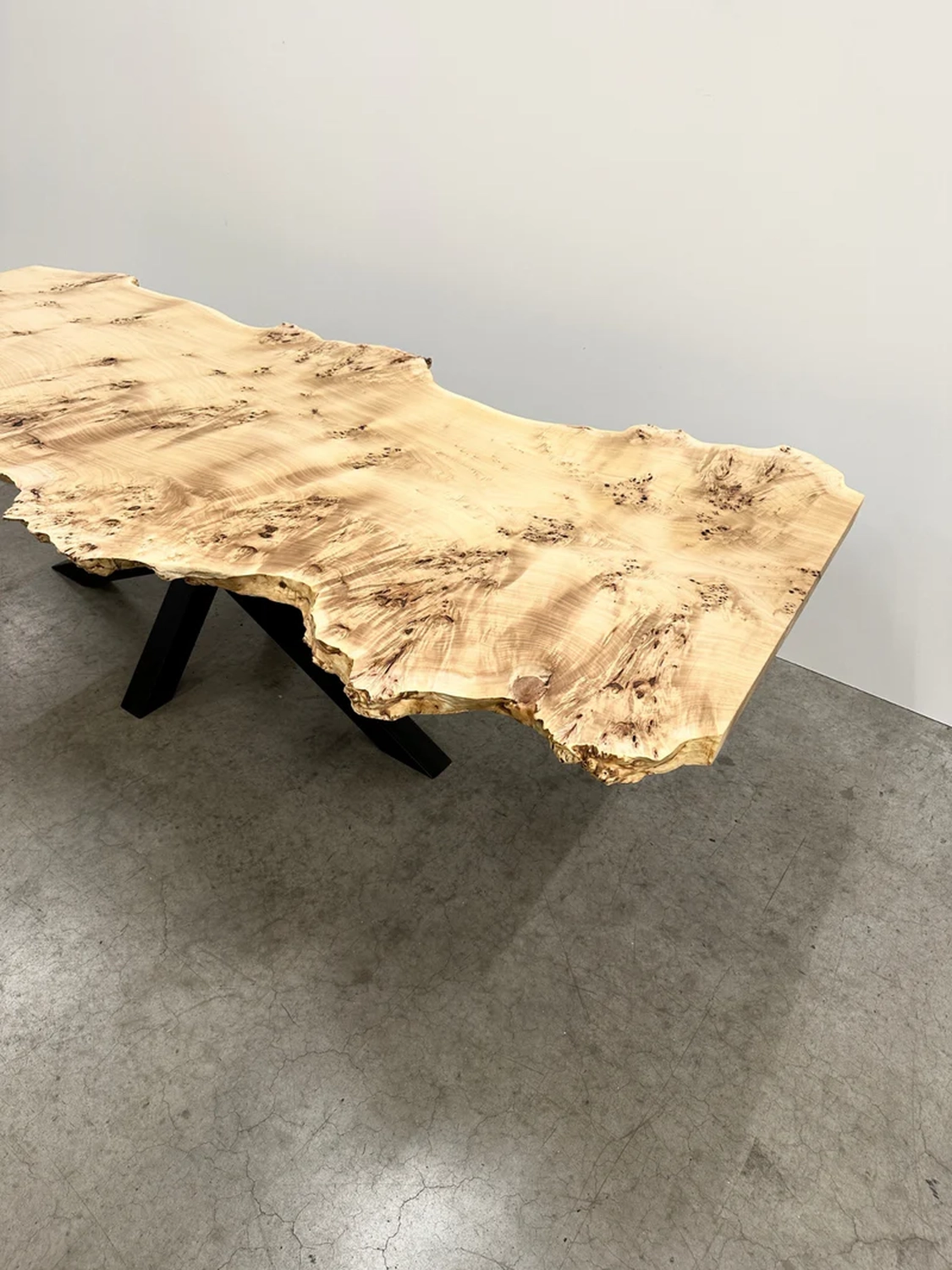 4Elements Maximilianus Group GmbH – Designermöbel und -dekoration – Holztisch